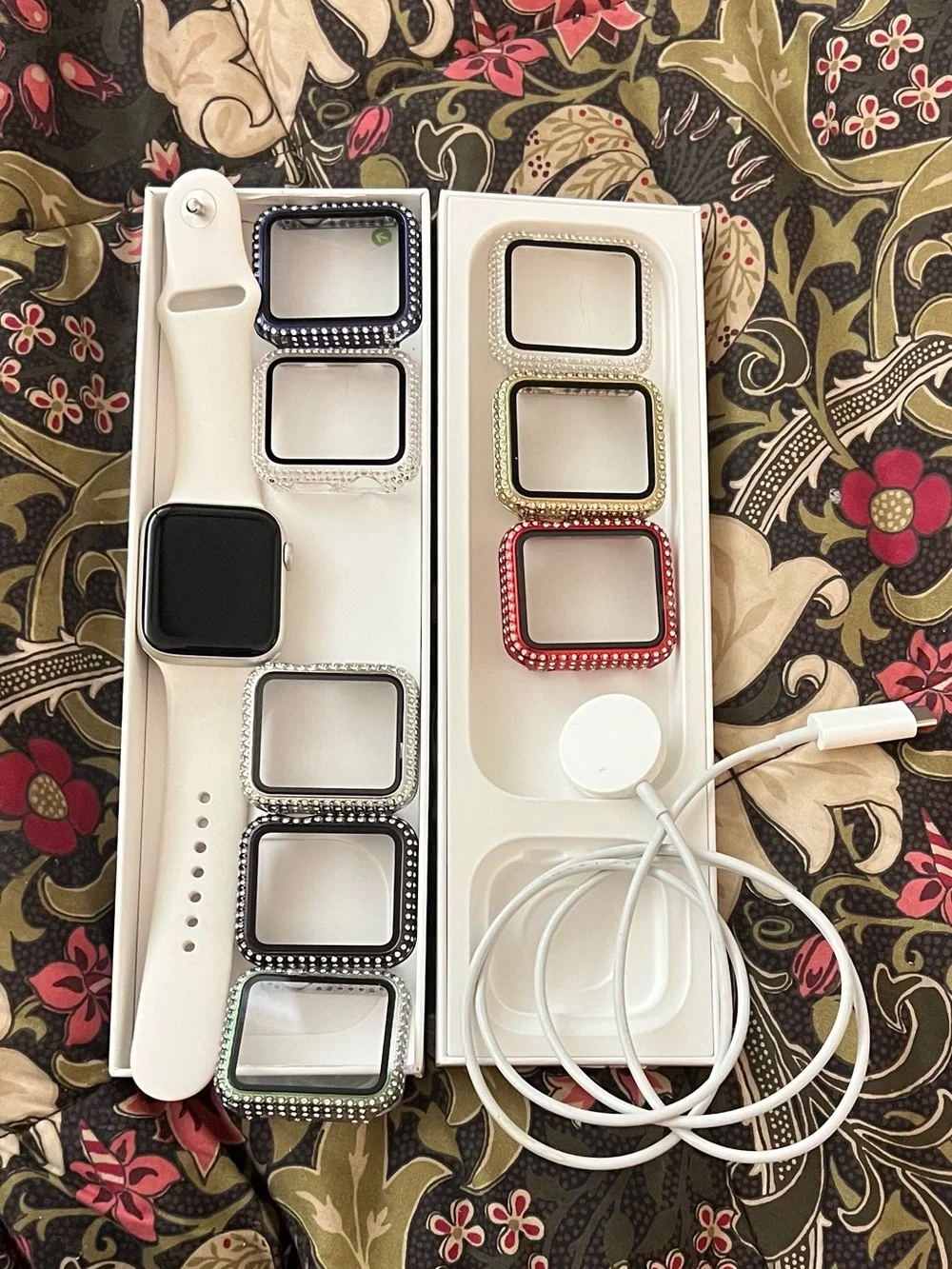 Apple Starlight Smartwatch 44 mm GPS SE2  in box-White plus accessories
